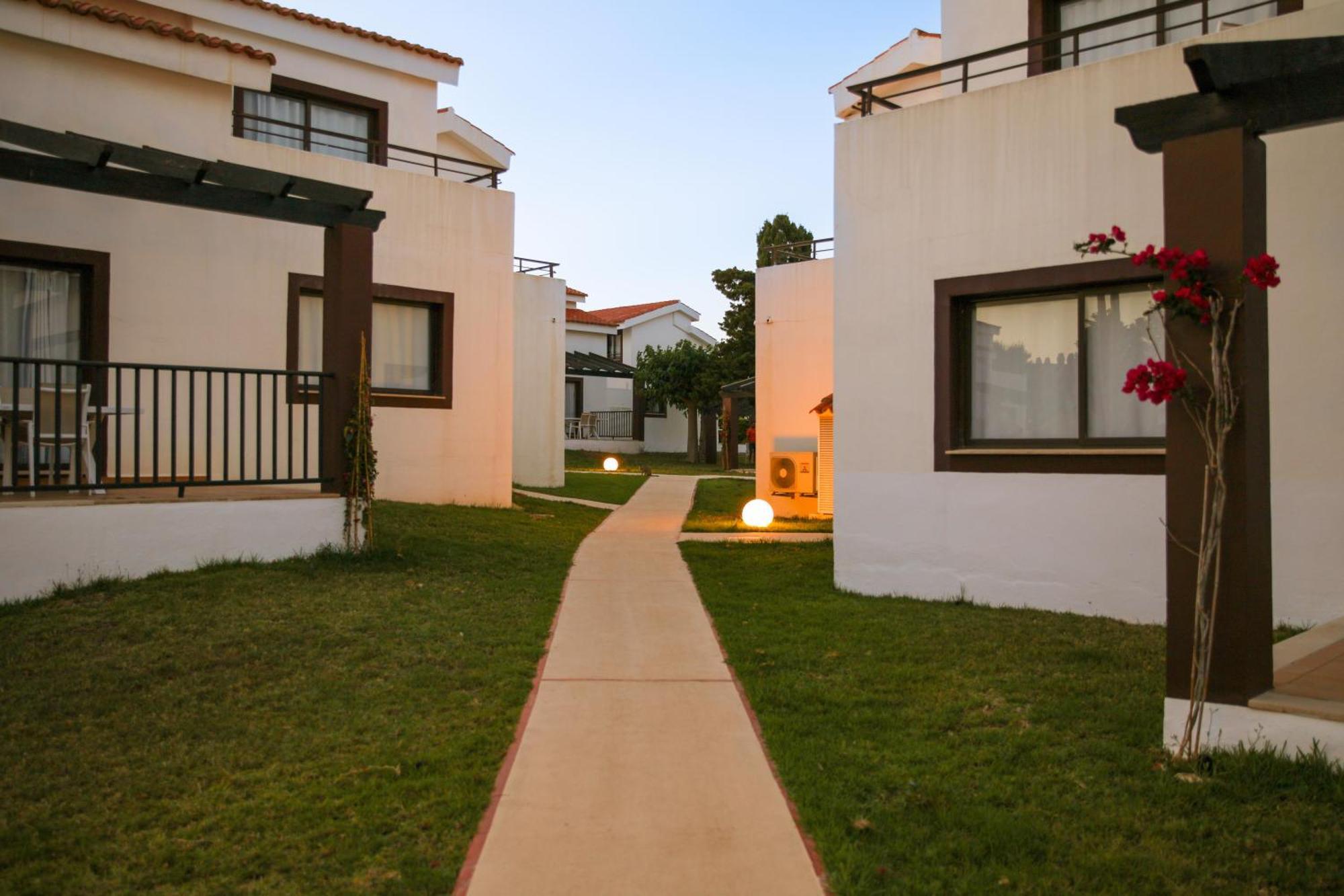 Nuramar Aparthotel Cala'N Bosch  Exterior photo
